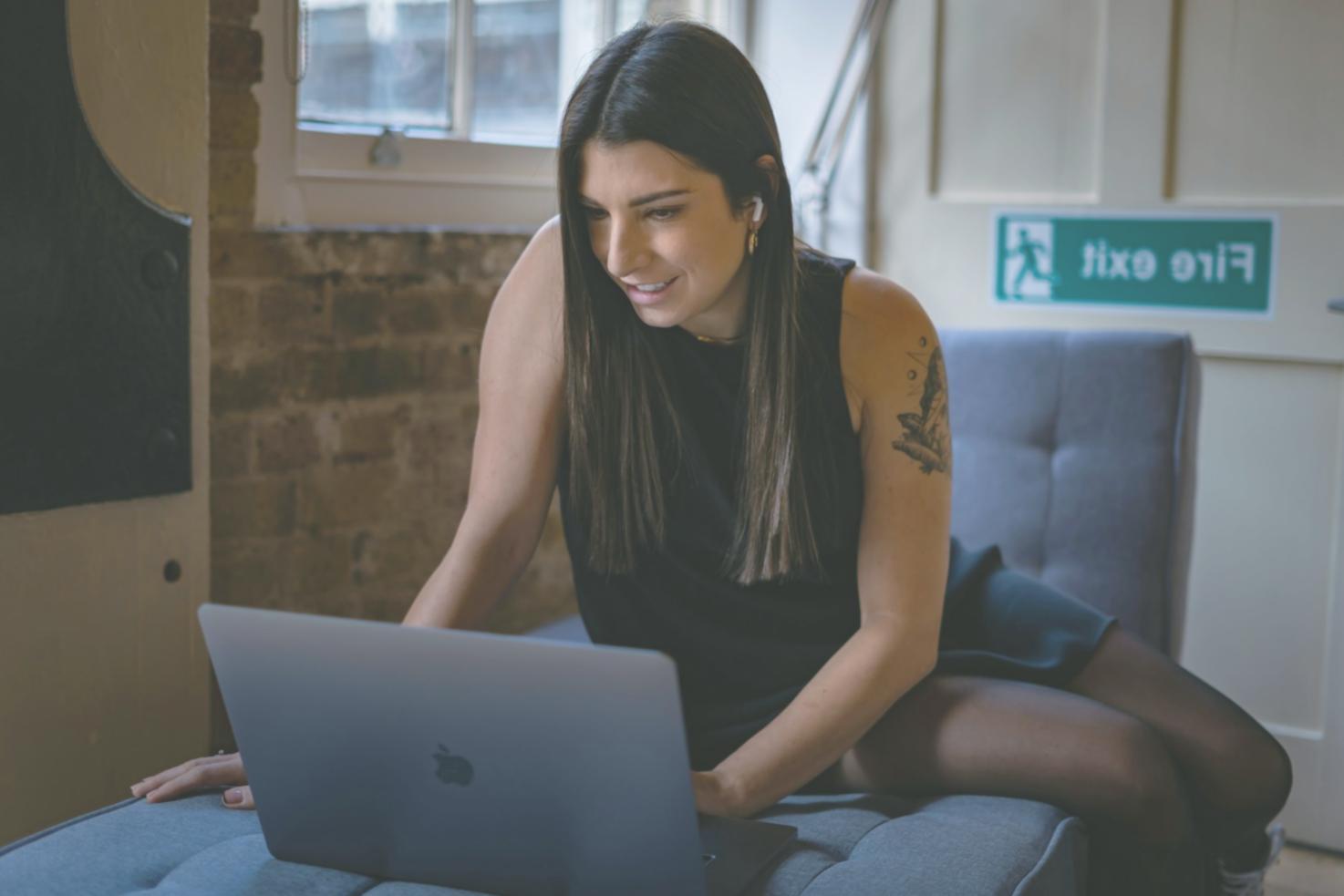Person bei der Planung ihrer finanziellen Ziele am Schreibtisch