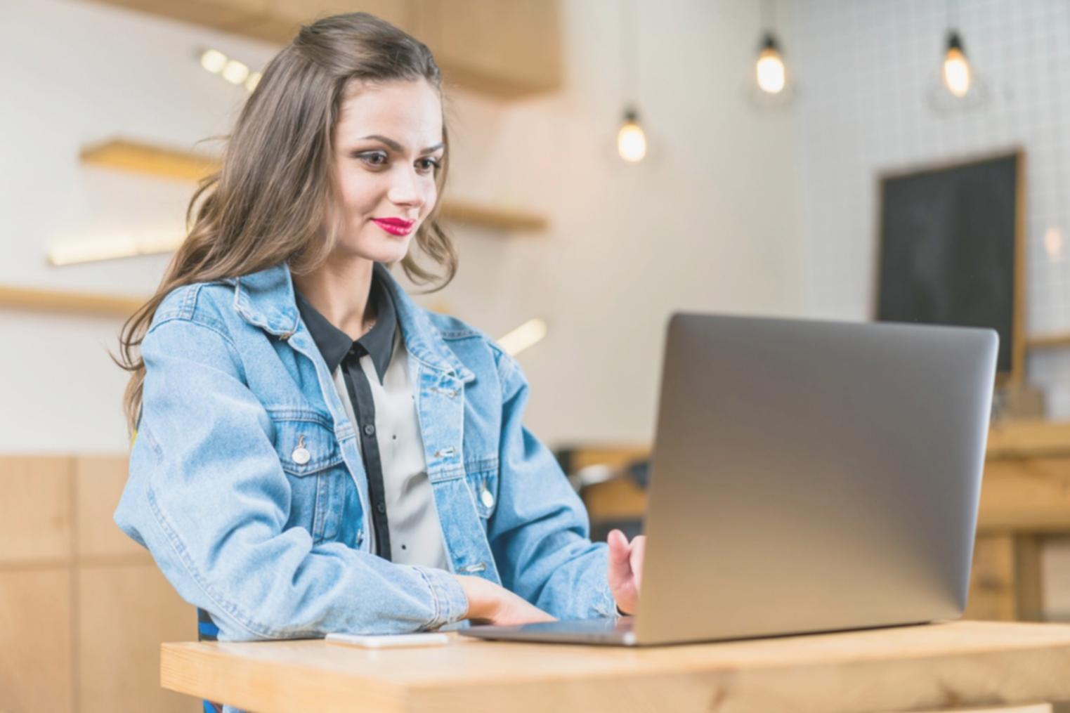 Finanzplanung mit klarer Struktur und übersichtlichen Materialien