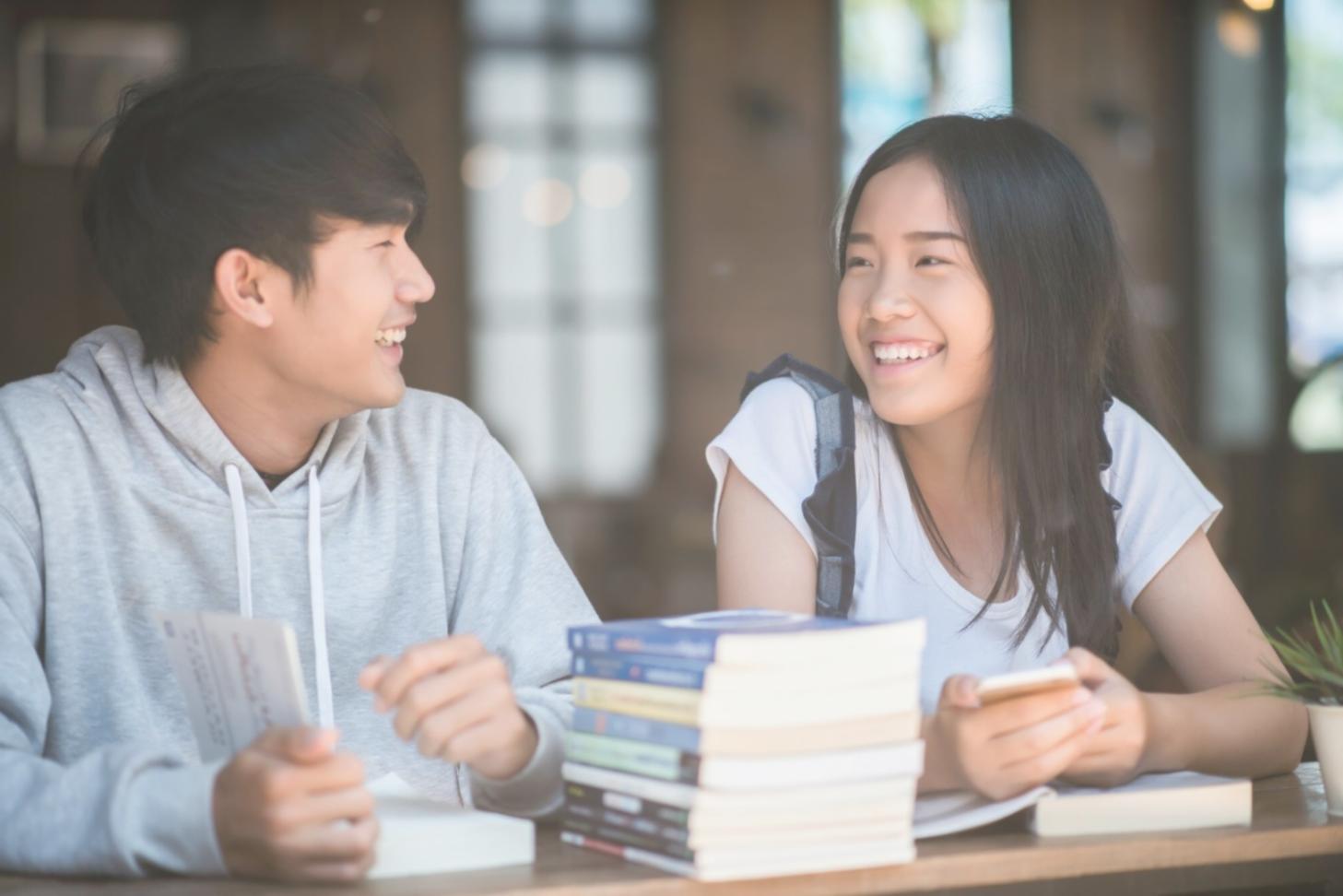 Teilnehmer bei der gemeinsamen Arbeit an Finanzplänen